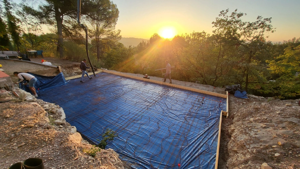 preparation coulage piscine a debordement, pisciniste manosque - Design Piscines et Spas preparation coulage piscine a debordement, pisciniste manosque - Design Piscines et Spas